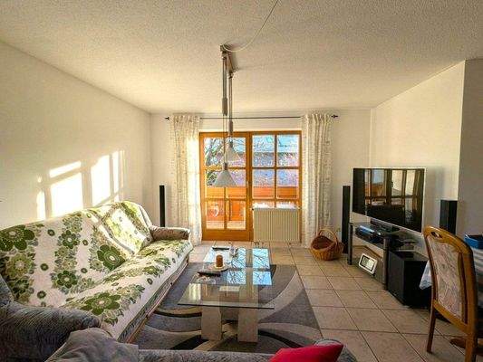 Lichtdurchflutetes Wohnzimmer