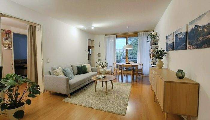 Wohnzimmer mit Balkon (Visualisierung)