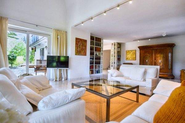 Wohnbereich mit bodentiefen Fenstern