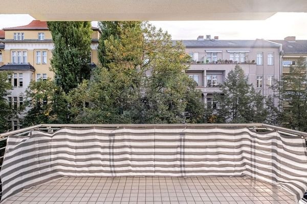 Geräumiger Balkon mit Ostausrichtung