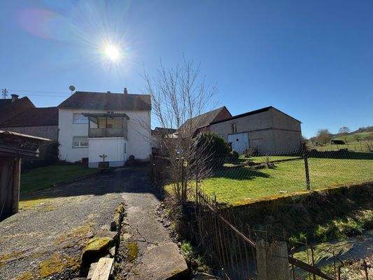 Rückseite mit Garten und Nebengebäuden