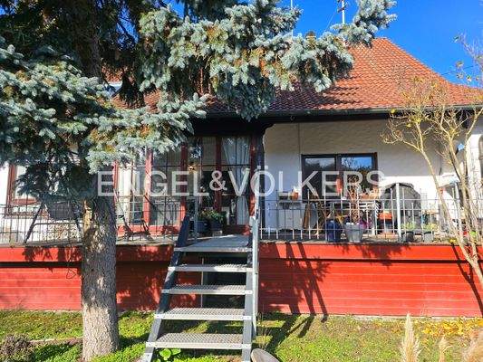 Terrasse mit Pizzaofen und Garten