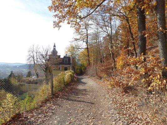 Zufahrtsstraße -Unterm Hain-