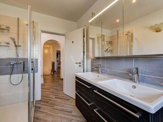 Bad mit Doppelwaschtisch und bodengleicher Dusche