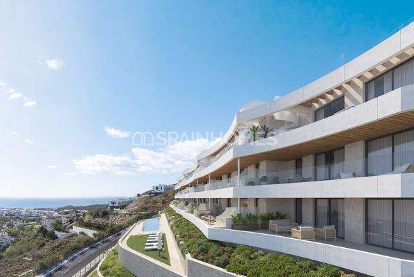 2 and 3-Bedroom Flats in a Complex with Pool in Málaga