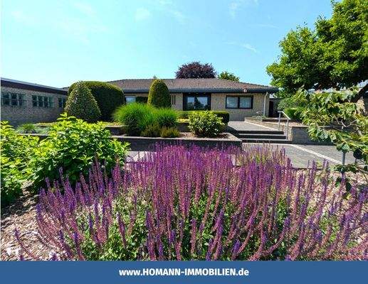 Auch der Vorgarten ist liebevoll angelegt und sehr gepflegt.