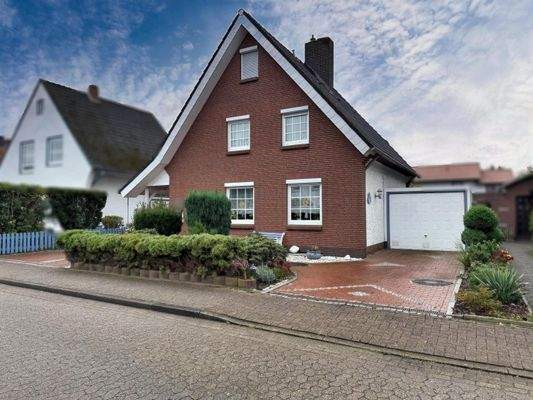 seitlicher Blick zur Vorderseite der charmanten Immobilie