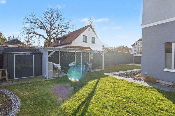 Garten mit Pavillion