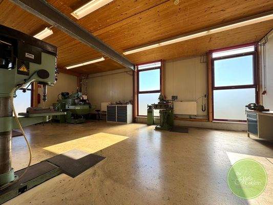 ... den angrenzenden Raum ...