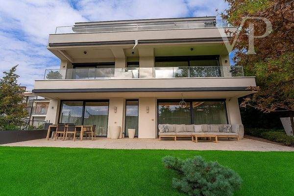 a párnákkal zöld fűvel szemből