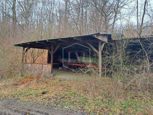 Holzunterstand im Wald