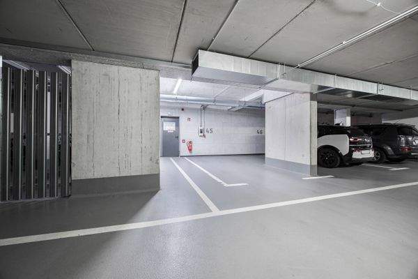 Großzügiger Tiefgaragenstellplatz mit Wallbox und Zugang zum Wohnhaus