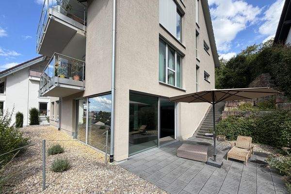 Sitzplatz seitlich am Haus