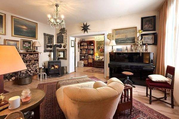 großes Wohnzimmer mit Kaminofen