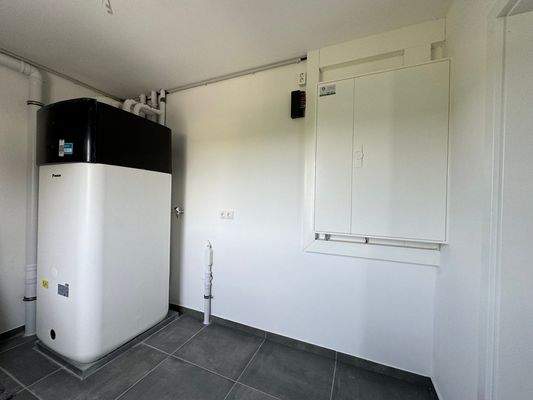 Technikraum mit Wärmepumpe