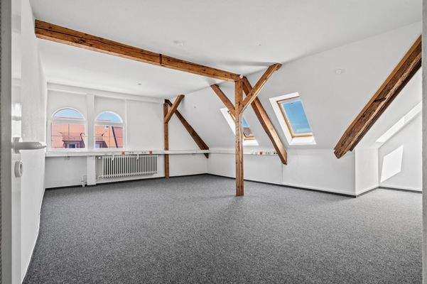 Raumansicht 2 mit Holzbalken