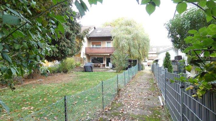 rückwärtige Ansicht mit Weg