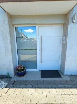 Hauseingang, neue Eingangstür - Verbessert - (KI generiert)