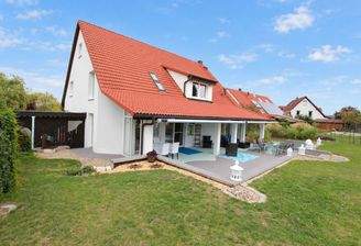 Hausansicht und Terrasse