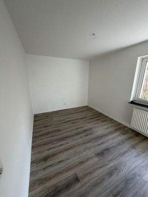 Leeres Zimmer mit Fenster