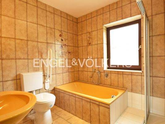 Ein Badezimmer mit Wanne und Dusche im OG