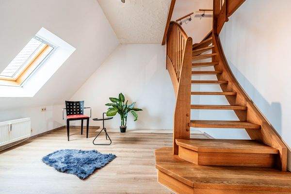 Bürobereich mit Treppenaufgang im OG