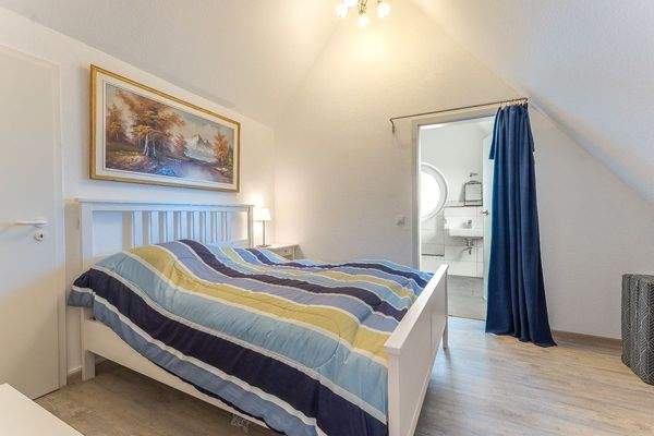 Schlafzimmer mit ensuite Badezimmer im Dachgeschoss