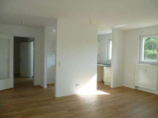 Wohnzimmer Blick zur Küche.jpg