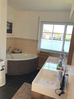 Bad OG mit Dusche u.Badewanne