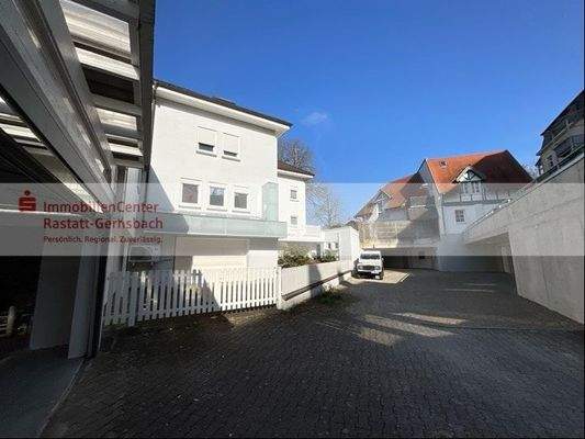 Anlieferbereich mit Rolltor im UG