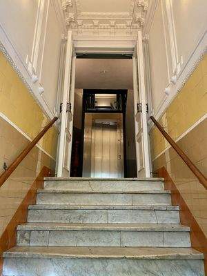 Hauseingang mit Fahrstuhl