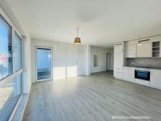 Wohnküche mit viel Licht und Zugang zur Dachterrasse