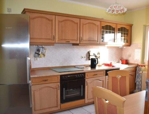 Küche mit EBK und Kühlschrank