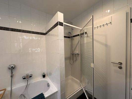 Bad mit Dusche und Badewanne 