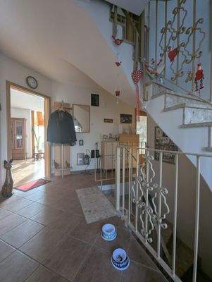 Flur (EG) mit Treppen in das DG und Keller