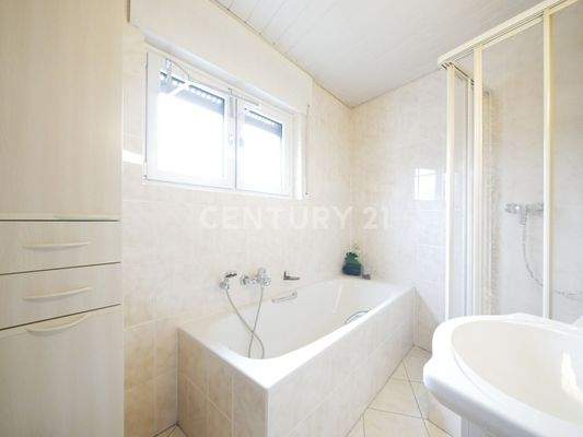 Tageslichtduschbad mit Wanne im Erdgeschoss