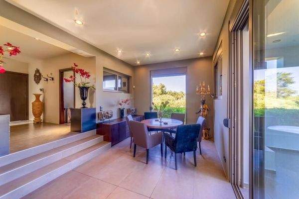 Kreta, Tria Monastiria: Luxuriöse Villa mit 7 Schlafzimmern und Meerblick zu verkaufen