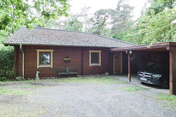 und mit Gäste-Parkplätzen