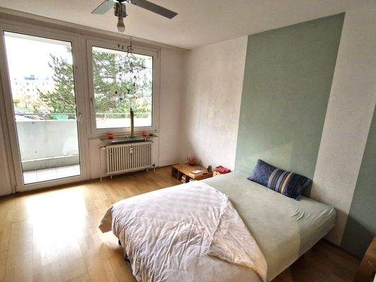 das Schlafzimmer - ebenfalls mit Balkonzugang