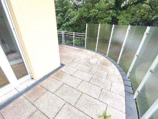 geräumiger Balkon mit Blick ins Grüne