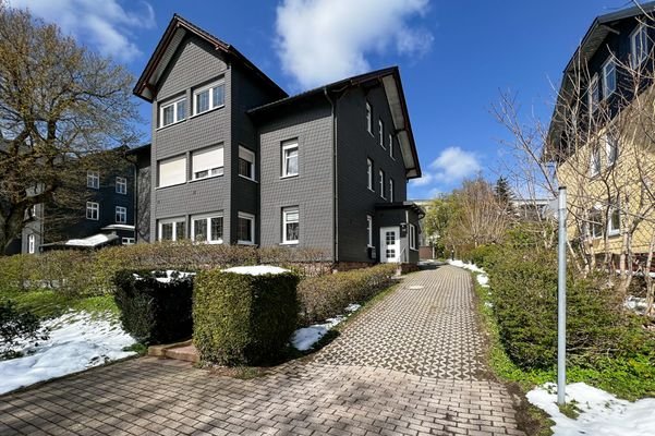 Vorderhaus mit Zufahrt_