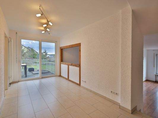 EG: Großzügiger Essbereich mit Terrasse