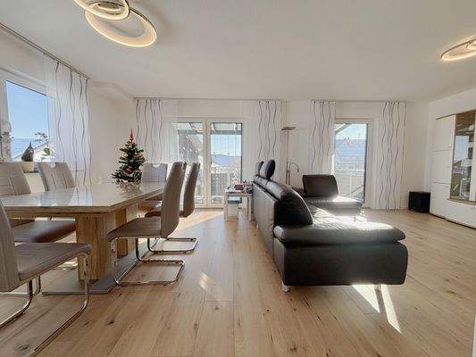 heller Wohn und Essbereich