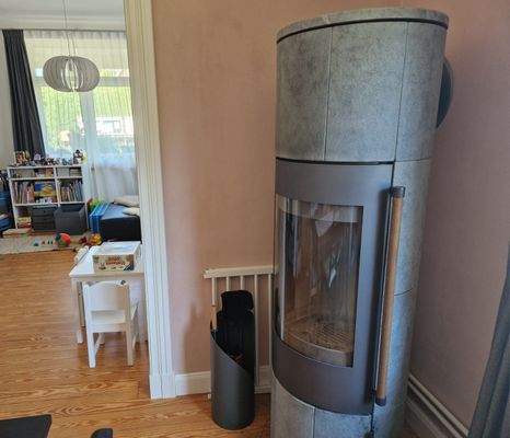 Kaminofen im Esszimmer vorne