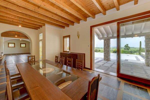 Blick aus dem Esszimmer über die Terrasse 