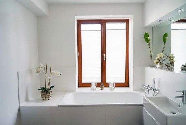 Bad + Badewanne/Dusche (2.OG)