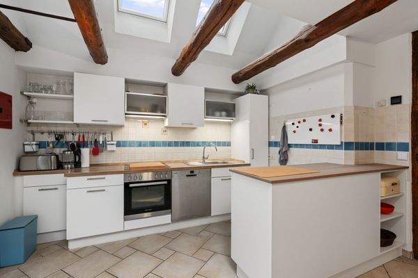 ... und offener Küche mit komplett ausgestatteter Einbauküche.