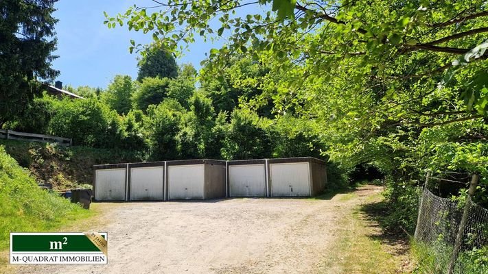   Garagen und Stellplätze
