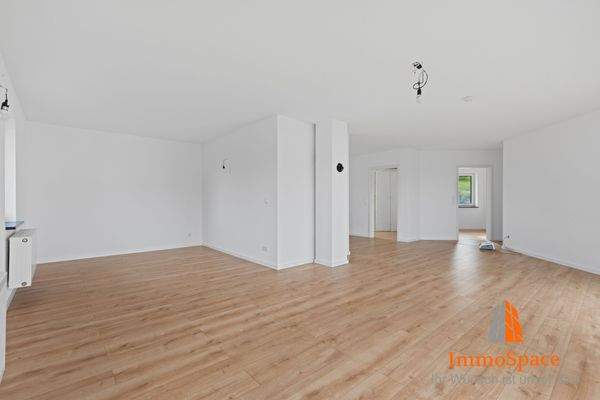 Blick vom Wohnzimmer in den Küchenbereich