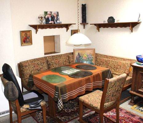 Essecke mit offener Durchreiche von der Küche---.J